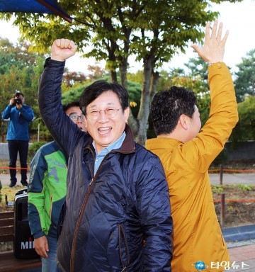 가위·바위·보 하는 김경훈 대전시의회 의장