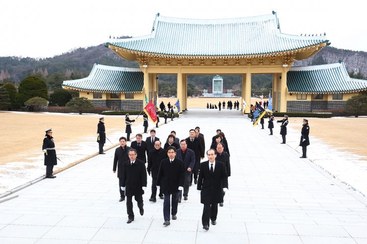 대전 유성구의회, 현충원 참배로 새해 각오 다져