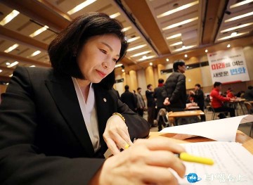 이금선 대전시의회 의원, PPAT 앞두고 자료 살펴보며 준비