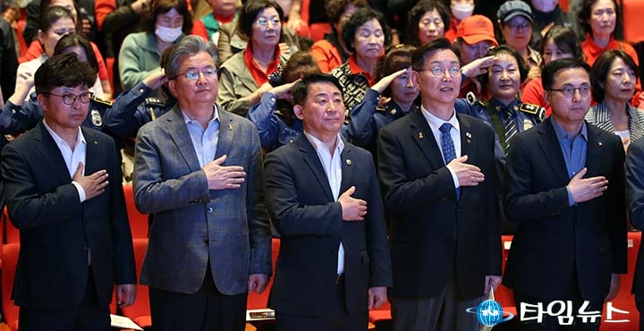 최충규·정용래·서철모·김제선·박희조, 자원봉사 21주년 국민의례