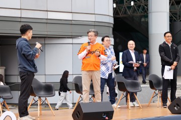 정용래 유성구청장, ‘가을 야구&사이언스’서 시민과 가을야구 즐겨