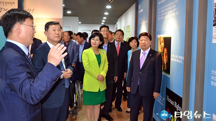 권선택 대전시장, 대전인권체험관 확인!