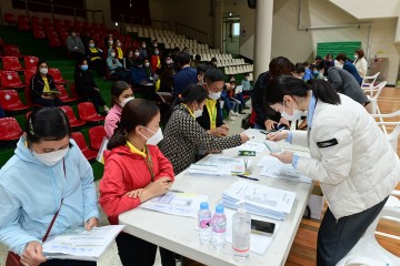 봉화군, 올해 첫 베트남 외국인 계절근로자 176명 입국
