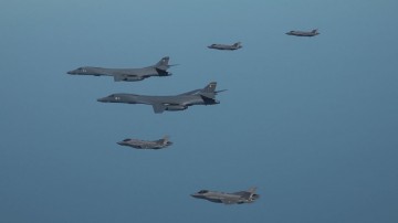 미 폭격기 B-1B 한반도 전개해 7년만에 JDAM 투하…대북 경고장