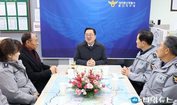 이장우 대전시장, 둔산지구대 방문해 연말연시 방범 경찰 격려