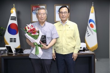 유관순열사기념관에 자료 기탁한 향토사학자 임명순씨