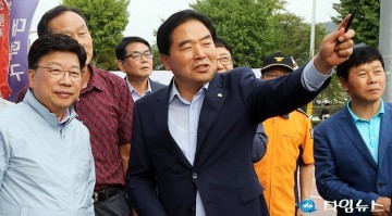 권선택 시장에게 현안 설명하는 박수범 구청장
