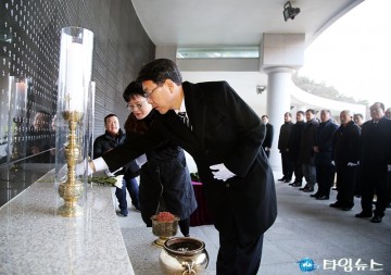 헌화·헌향하는 이재관 대전시장 권한대행 