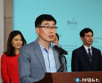 ‘헬로우 시티’ 경과보고 하는 이상봉 대전시립미술관 관장