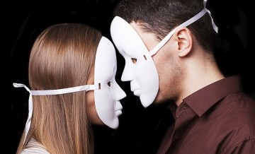 쇼윈도 진열된 가짜 인격, 부부․개인․공동체..‘전통, 인정’ 말살로..날개 단 탐욕.. 사라지는 정체성