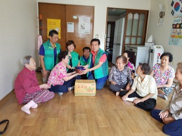  복대2동 새마을지도자 사랑의 고구마 전달