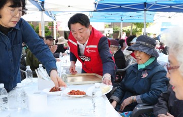 대전 서구 탄방동, 어르신 500명 초청 ‘사랑의 점심 나눔’ 열려