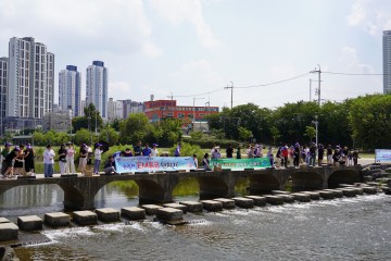 한국건강관리협회 광주전남지부, ‘광주천 EM흙공 던지기’ 행사  