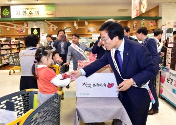 문경사과 중에도 단연 히트 상품은 감홍 도시민 만난다