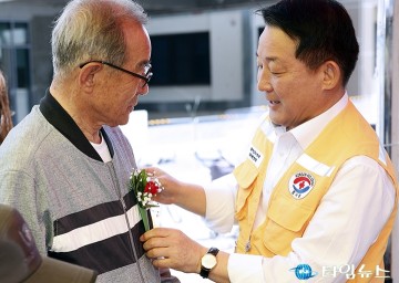 서철모 서구청장, 어버이날 맞이 직접 재배한 카네이션 전달