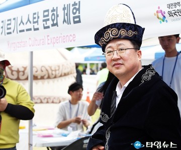 ‘세계인 어울림 축제’에서 문화 체험하는 이장우 대전시장