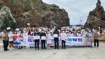 '독도는 우리 땅 ' 정광태 가수 불같은 주먹을 들어올리다