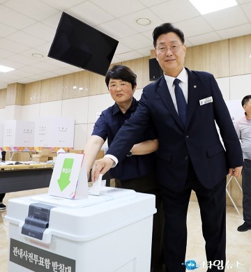 사전투표 하는 김제선 중구청장