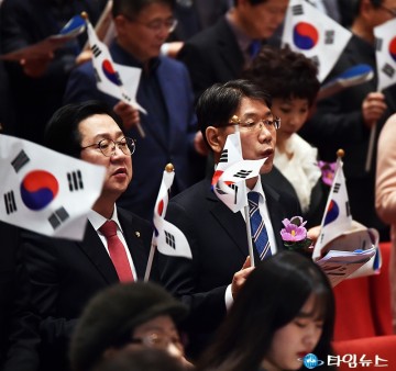 3·1절 노래 제창하는 이장우·이재관·김경훈·설동호