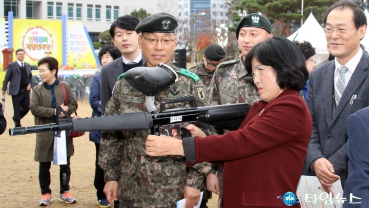 김인식 대전시의회 의장, 총 이렇게 쏘면 되나?