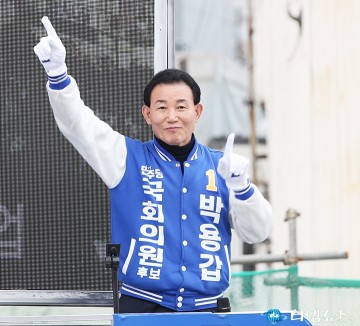 야구장에서 지지호소 하는 박용갑 국회의원 후보