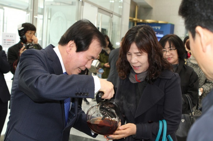김지철 충남교육감, 출근길 여직원들에게 따뜻한 차 건네