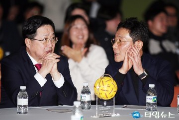‘세팍타크로팀’ 창단식에서 대화 나누는 이장우 대전시장과 이승찬 대전시체육회장