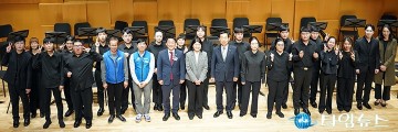 대전서구공무원노조, 발달장애인 클래식 ‘행복한우리앙상블’에 후원금 100만 원 전달