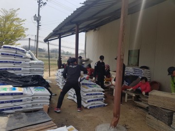 공군 제17전투비행단 공군부대 장병들 봄철 농번기  두 팔 걷어 대민지원