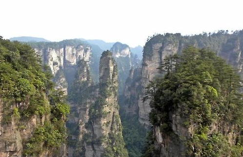 中 장가계서 한국인 관광객 버스·승용차 충돌… 2명 경상