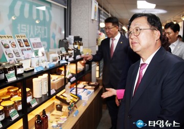‘대전사랑 우수 상품관’ 둘러보는 이장우 대전시장