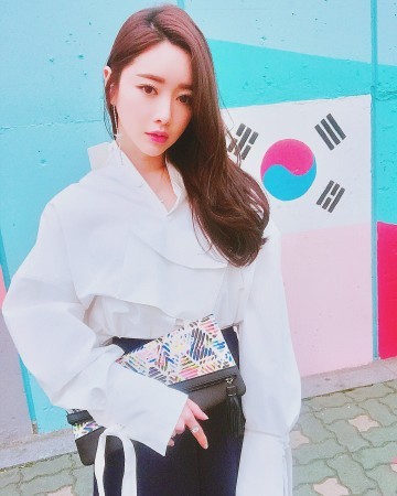 홍수아, 패션위크서 시크 & 러블리 매력 발산!...