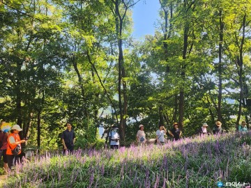 충주시, ‘신나는 맨발 걷기 교실’ 운영… 시민 건강증진 나서