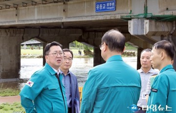 전면 통제된 ‘유등교’ 살펴보는 이장우 대전시장