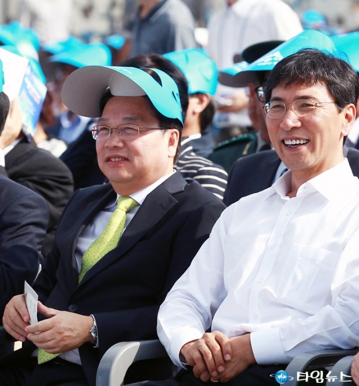 함께 웃고 있는 권선택 대전시장과 안희정 충남도지사