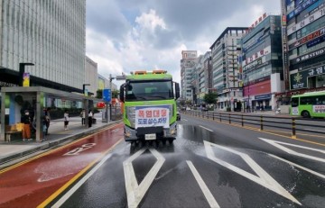 천안시, 폭염 대응 도로변 살수 작업 한창