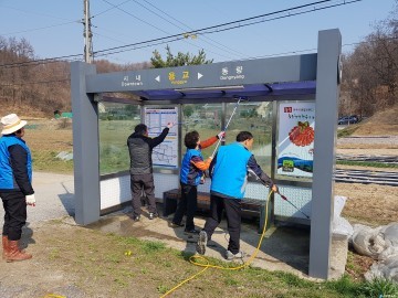충주 동량면 바살위, 버스승강장에도 ‘봄’