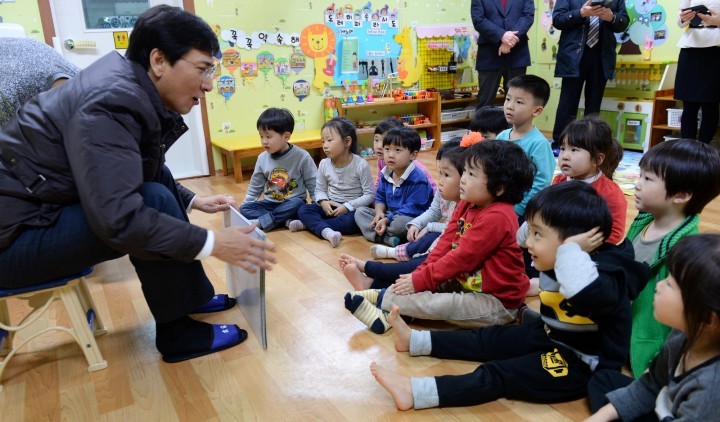 안희정 지사, 동화책 읽어 주며 “미래에 대한 꿈을 갖자”