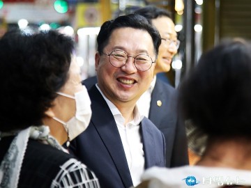 시장에서 시민들과 대화 나누는 이장우 대전시장