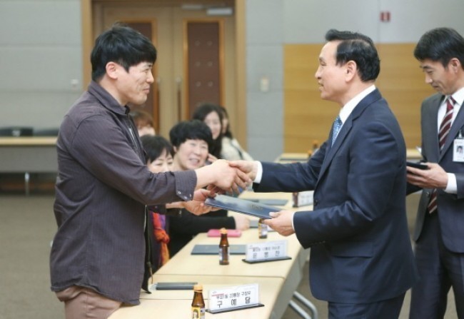 천안시 이·통장 사기진작위해, 고등학생 자녀 29명에 장학금 전달