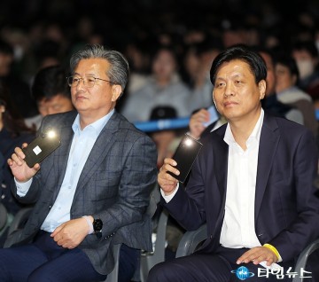 ‘국화음악회’ 즐기는 정용래 유성구청장과 조승래 의원