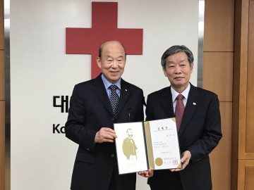 윤여승 초대 영주적십자병원장에 임명장 수여