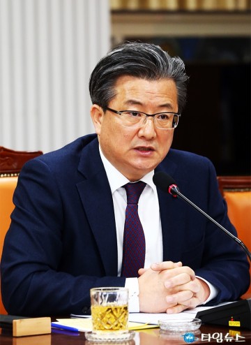 2020년 첫 확대간부회의 주재하는 정용래 유성구청장
