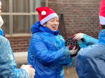 황정아 의원, 유성구 난방 취약가구에 연탄 500장 전달