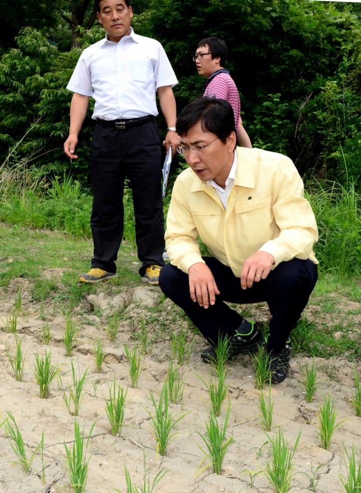 안희정 지사, 관정 개발 현장 방문
