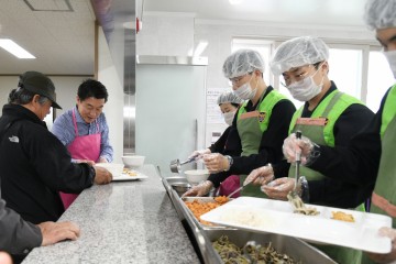 장욱현 영주시장, 복지관 경로식당 ‘급식봉사
