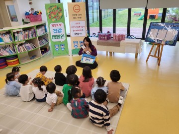 "어린이에게 물과 환경보호의 중요성 알려"