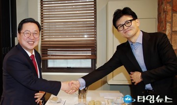 악수하는 이장우 대전시장과 한동훈 비대위원장