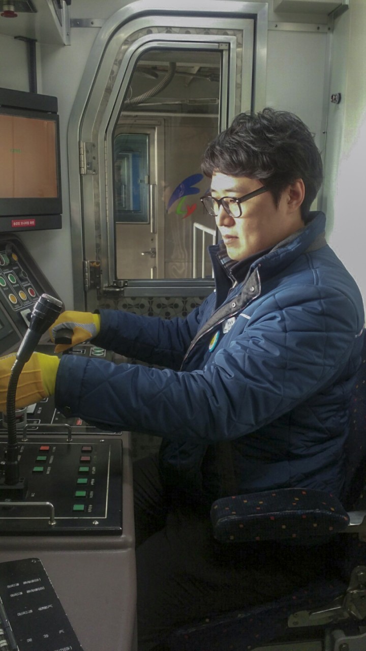 열차 내 돈가방 찾아준 인천지하철 차명재 기관사 