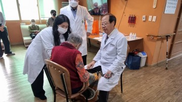군위군, 의료기관 이용 어려운 노인요양시설 방문해 코로나19 예방접종 실시